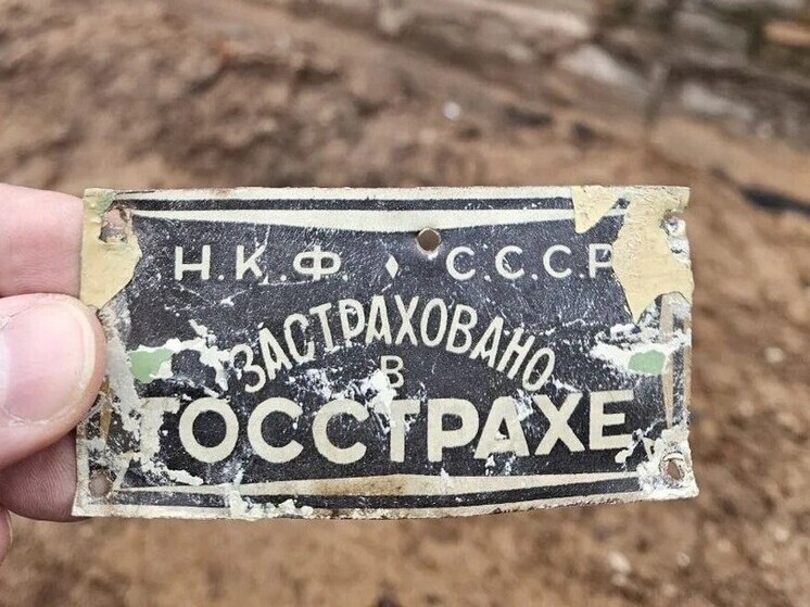 Строители обнаружили табличку возрастом около 100 лет в Лужском музее