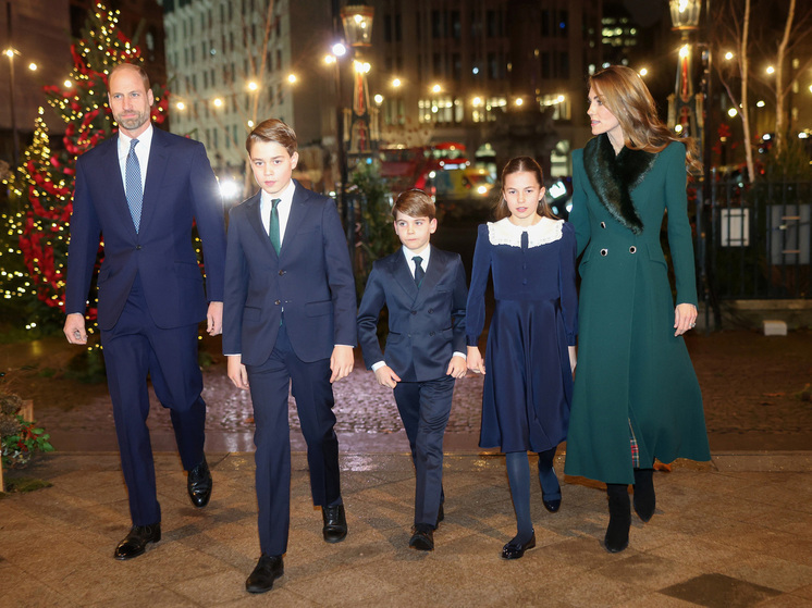 Младшего брата Карла III заметили одиноко катающимся на лошади под дождём