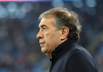 В ночь на 17 декабря «Чемпионат» сообщил, что совет директоров казанского «Рубина» проголосовал за отставку главного тренера команды Рашида Рахимова и ожидает лишь одобрения главы Республики Татарстан Рустама Минниханова. На момент публикации официального подтверждения от клуба нет, однако инсайдер Иван Карпов уже называет увольнение специалиста свершившимся фактом. Всё это вызывает искреннее недоумение: учитывая текущие результаты команды, решение руководства выглядит, по меньшей мере, спорным.