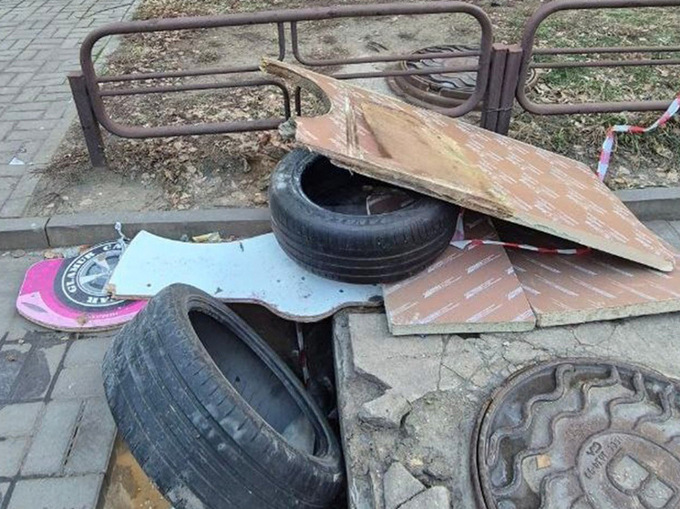 В Липецке опасный провал на тротуаре угрожает прохожим