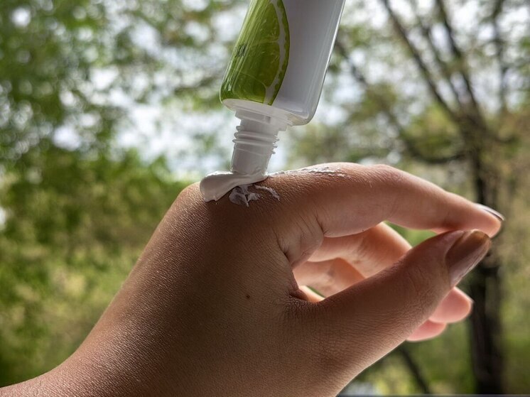 Даже при плотном графике калининградкам не стоит полностью отказываться от ухода за кожей, особенно в зимний период. Холодный воздух, ветер, перепады температур и сухость из-за отопления усиливают чувствительность кожи, провоцируют шелушение и ощущение стянутости. Эксперты отмечают, что сохранить кожу в хорошем состоянии можно и без длительных косметических процедур — достаточно минимального, но регулярного ухода.