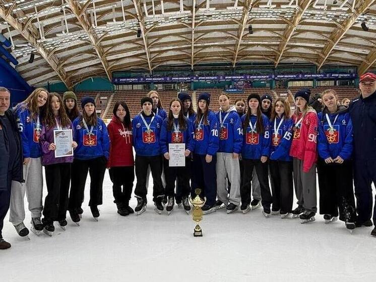 Хоккеистки из Мурманской области взяли серебро первенства России