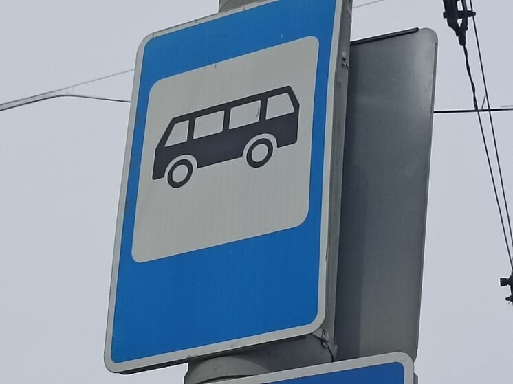 Дрифтер не справился с управлением и влетел в остановку с людьми в Петербурге