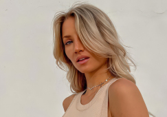 «Идеально»: девушка Милика в огненно-красном белье впечатлила фанатов и напомнила о приближении Нового года