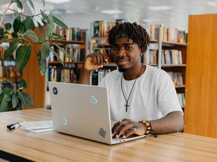 В мире российского высшего образования зажглась новая международная звезда: Белдину Мукуепа, студент радиотехнического факультета Омского государственного технического университета, вошёл в число победителей масштабного конкурса «WOW! RUSSIA»