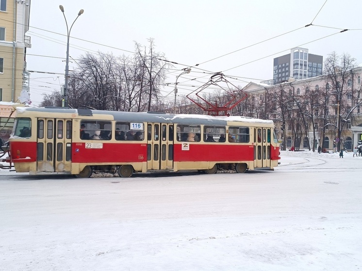 На дорогу в центре Екатеринбурга посыпались искры, встали трамваи