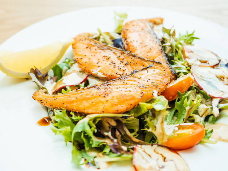 Беру дешевую рыбку килограммами: делюсь бабушкиным способом приготовления настоящего домашнего ужина