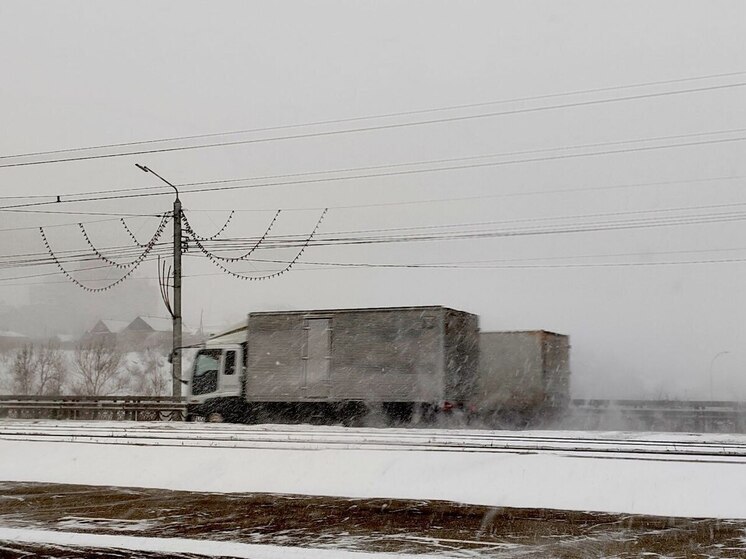 В Бурятии на борьбу со снегом на трассах брошены десятки единиц техники