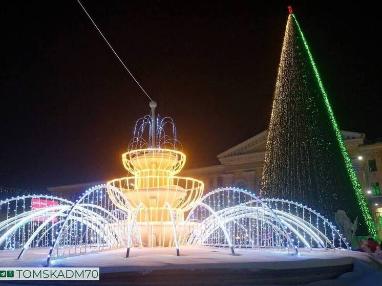 На Новособорной площади в Томске зажглась новогодняя ёлка