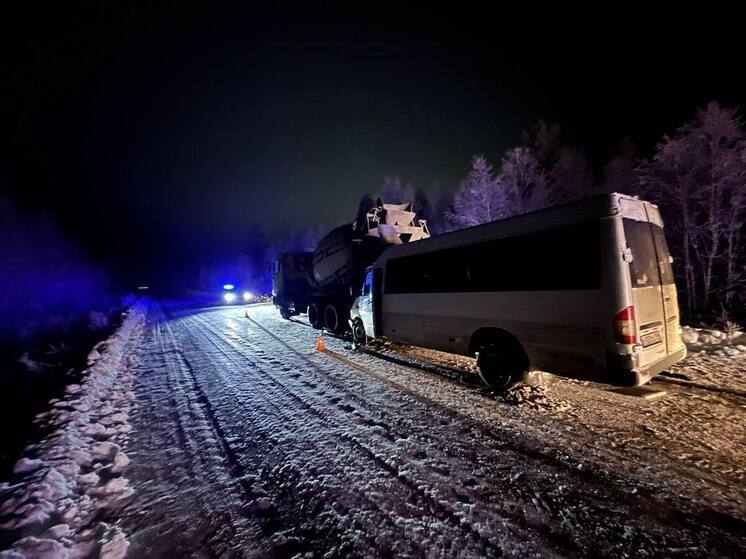 Девять пассажиров госпитализировали после аварии в Иркутской области