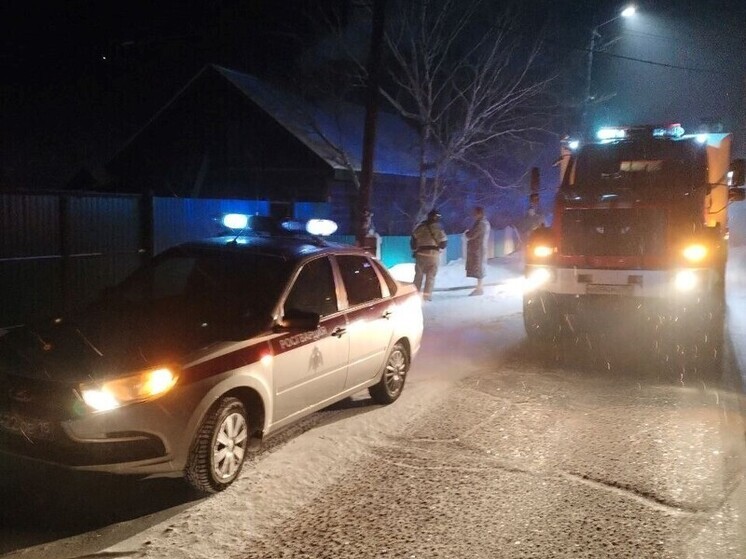 Сотрудники Росгвардии эвакуировали семью из горящего дома в Хилке