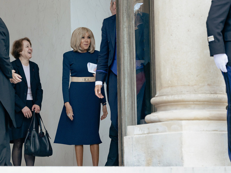 Жене французского президента Брижит Макрон грозит судебный иск после того, как ее поймали на использовании сексистских высказываний в парижском театре