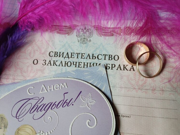 В Ленобласти ветераны ЗАГСа и его сотрудники отмечают 108-летие службы