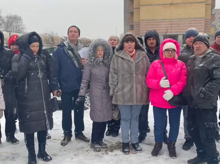 Владимирцы просят власти достроить жилье, пусть даже по минимальной стоимости, без отделки, окон и дверей, максимально удешевив работы.