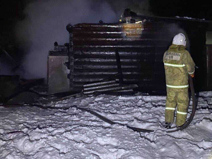 В Кабанском районе Бурятии из-за короткого замыкания пожар повредил две постройки