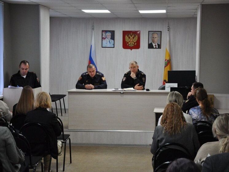 Рязанские полицейские провели беседу с учителями Московского района