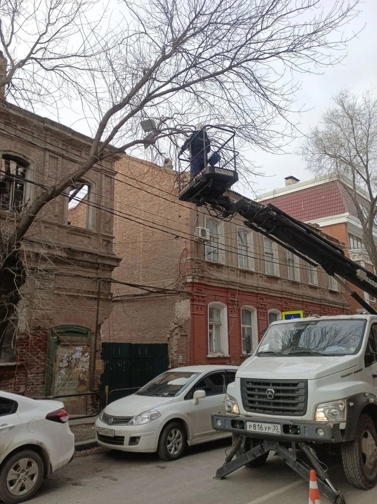 В Астрахани спасатели устранили угрозу из-за сорванного ветром листа металла