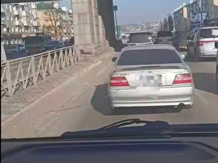 Полиция Приморья разыскивает водителя Toyota, не уступившего дорогу скорой