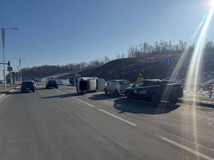 Водитель Toyota не уступила дорогу: во Владивостоке перевернулся BMW