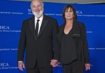 Согласно заключению судмедэксперта, всемирно известный американский кинорежиссер Роб Райнер и его жена Мишель скончались от "множественных травм, нанесенных острым предметом"