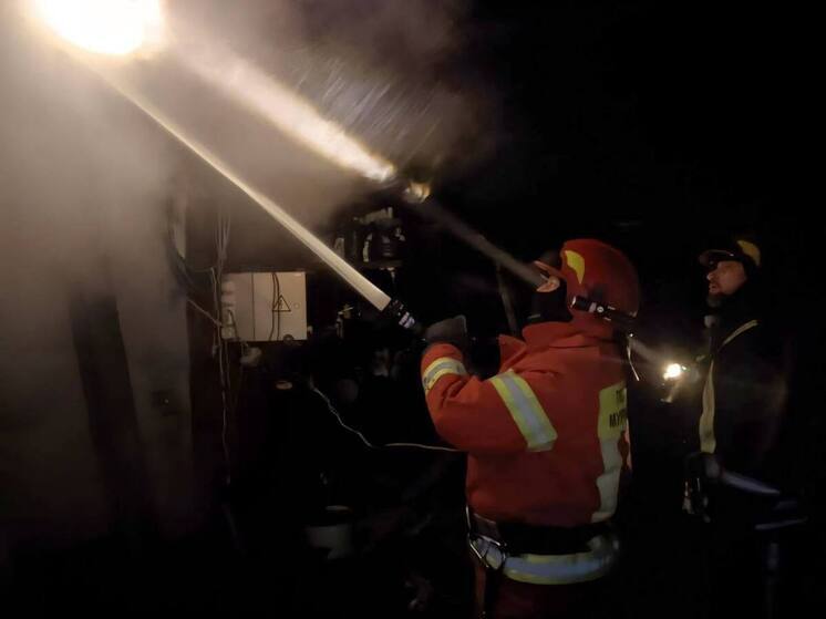 Пожарные ликвидировали возгорание в гаражах в Кировске