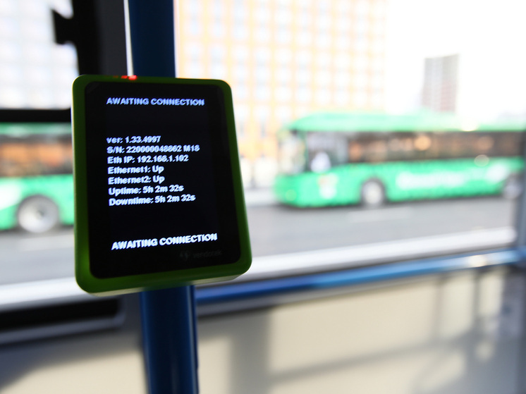 В Челябинске в автобус с пассажирами прилетел булыжник