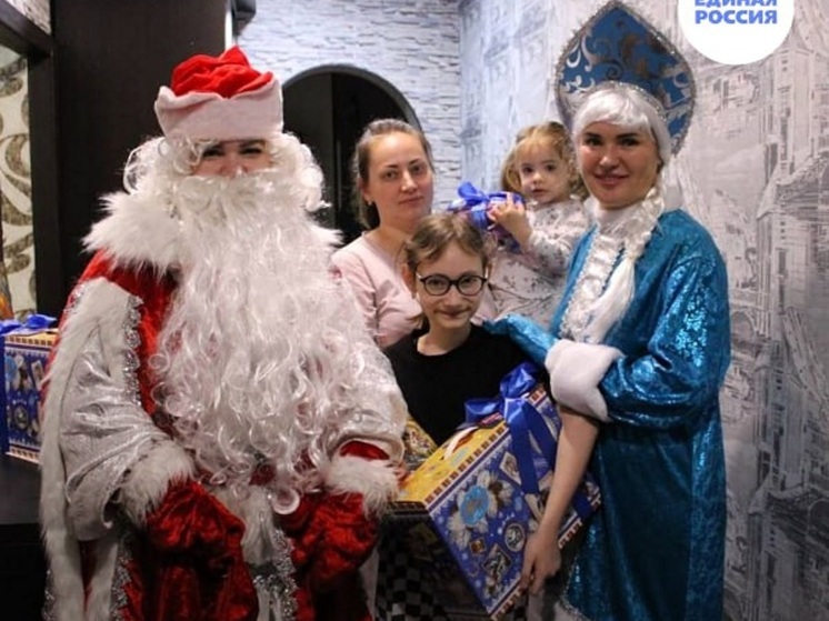 Дед Мороз и Снегурочка навестили детей участников СВО