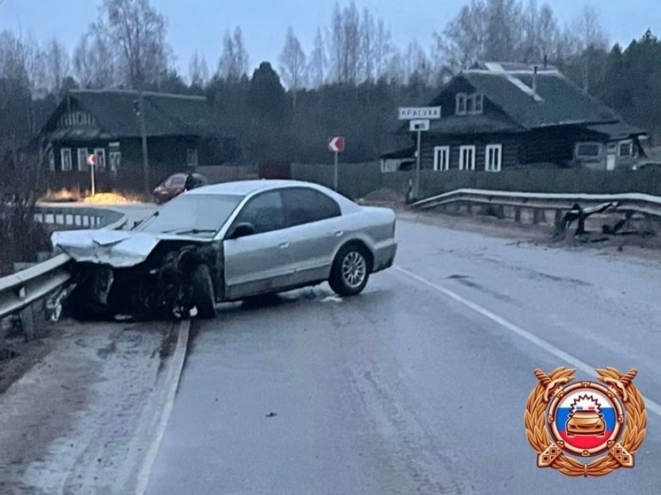 Девушка-водитель влетела в ограждение на дороге в Тверской области
