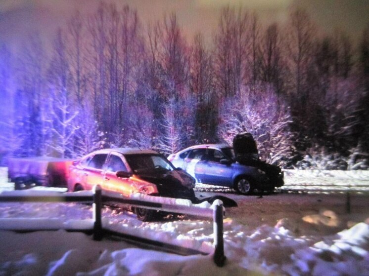 Под Архангельском машины столкнулись «лоб в лоб»: пострадали женщины