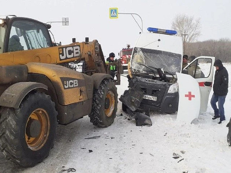 На алтайской трассе скорая «впечаталась» в трактор