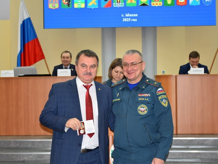 МЧС России наградило медалью министра сельского хозяйства Хакасии