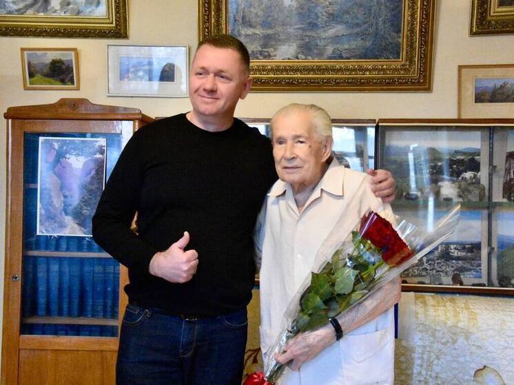 В Симферополе столетнего ветерана поздравили с днём рождения