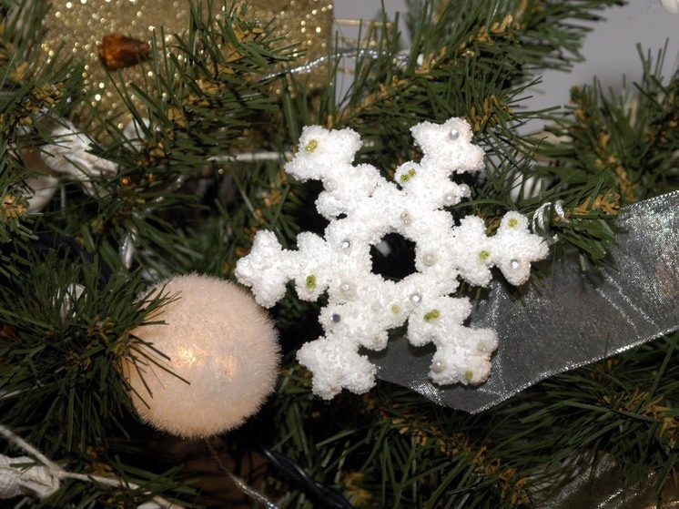 С россиян могут брать штрафы за праздничные украшения на работе