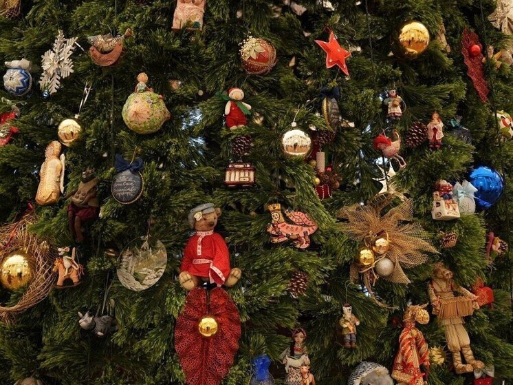 В Зимнем театре Сочи выставили новогодние игрушки ручной работы