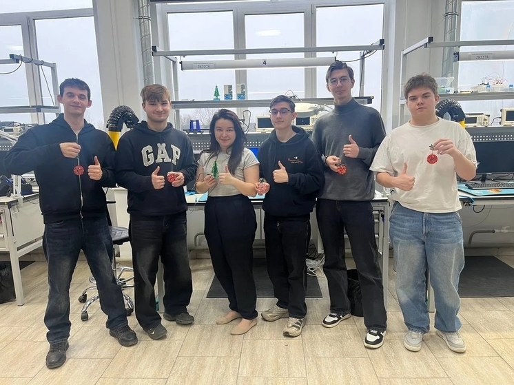 В электромонтажной лаборатории Серпухова делают новогодние украшения