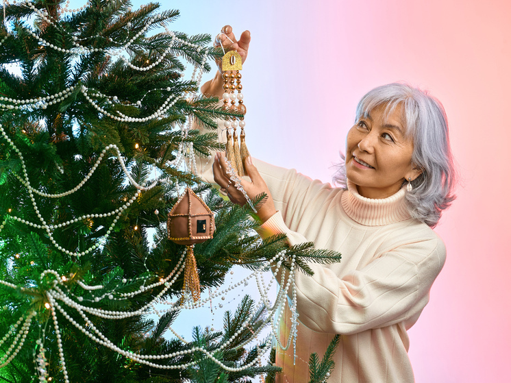 «Елку желаний» украсили самобытными игрушками ремесленников Республики Алтай