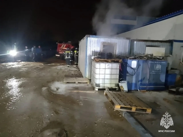 Хозпостройка полыхала в Тверской области