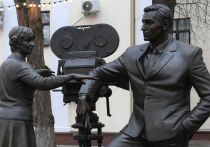 18 декабря в ранний для такого рода мероприятий час торжественно открыли скульптурную композицию, посвященную создателям многосерийного фильма «Семнадцать мгновений весны»