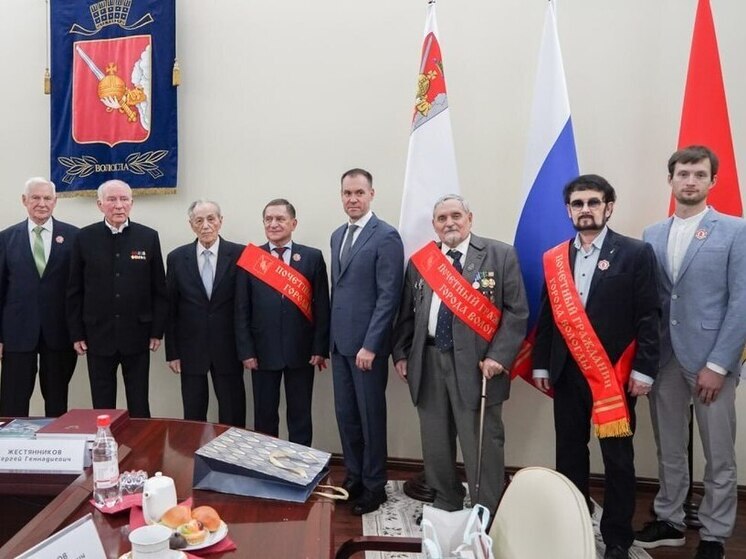 Глава Вологды Сергей Жестянников встретился с почетными гражданами города