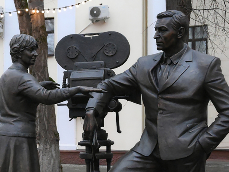 18 декабря в ранний для такого рода мероприятий час торжественно открыли скульптурную композицию, посвященную создателям многосерийного фильма «Семнадцать мгновений весны»