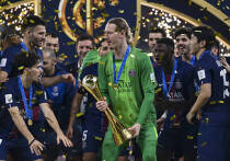 Нет, это до сих пор ещё невероятно. Матвей Сафонов выдал шедевр, который должен остаться надолго в истории футбола. Уж, по крайней мере, статистически. Российский голкипер стал первым вратарём в истории, отразившим четыре пенальти в серии послематчевых одиннадцатиметровых в официальных матчах под эгидой Международной федерации футбола (ФИФА). И это был не просто матч, а финал Межконтинентального кубка, где «ПСЖ» Сафонова играл против бразильского «Фламенго»