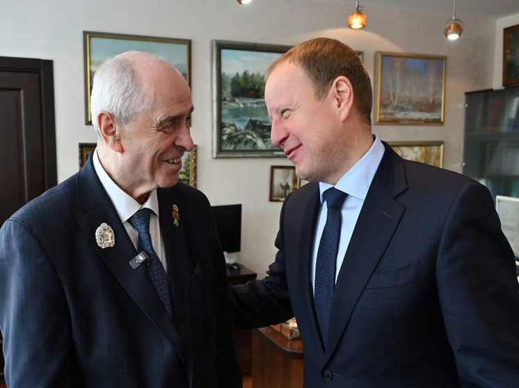 Сегодня, 18 декабря, почетный гражданин Алтайского края, известный врач Яков Шойхет отмечает свой юбилей. С 85-летием его лично поздравил глава региона Виктор Томенко.