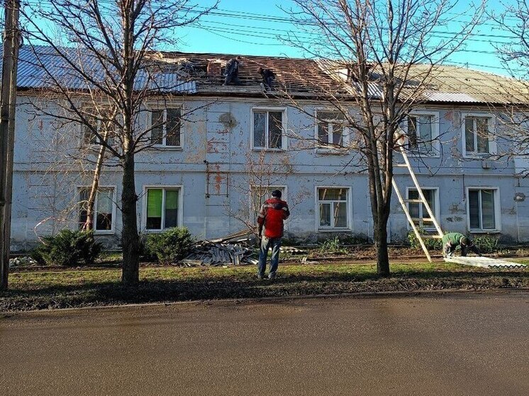 В Докучаевске восстанавливают кровлю на многоквартирных домах