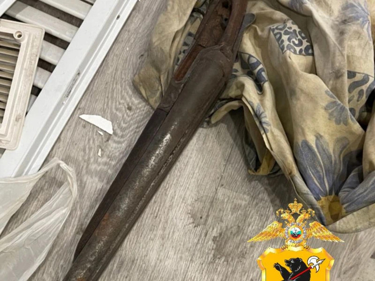 В Рыбинске в старом квартале нашли обрез в стене здания.