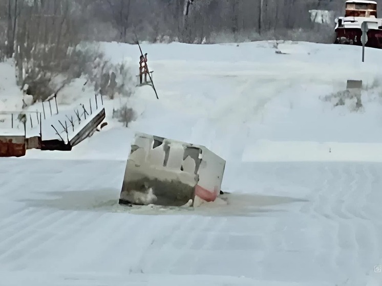 Грузовик «МАН» провалился под лед на реке Чая в Томской области