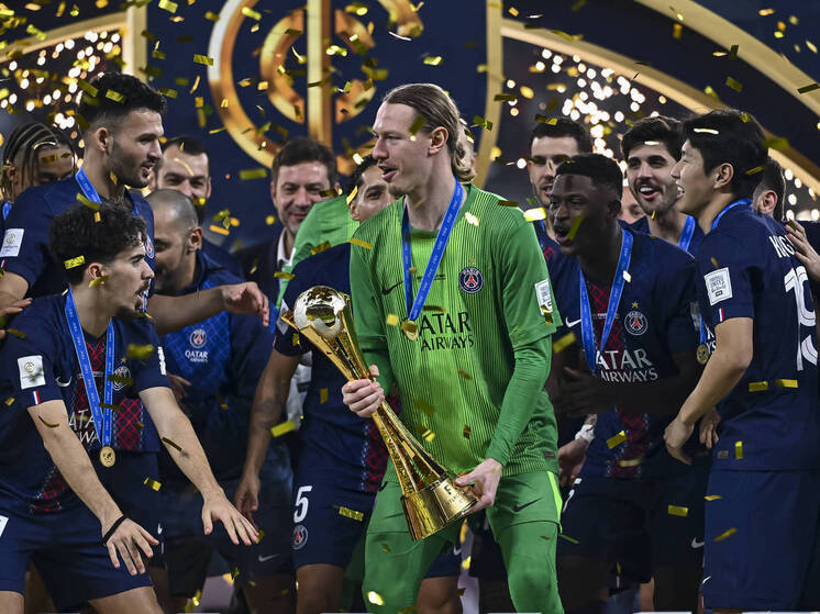 Нет, это до сих пор ещё невероятно. Матвей Сафонов выдал шедевр, который должен остаться надолго в истории футбола. Уж, по крайней мере, статистически. Российский голкипер стал первым вратарём в истории, отразившим четыре пенальти в серии послематчевых одиннадцатиметровых в официальных матчах под эгидой Международной федерации футбола (ФИФА). И это был не просто матч, а финал Межконтинентального кубка, где «ПСЖ» Сафонова играл против бразильского «Фламенго»