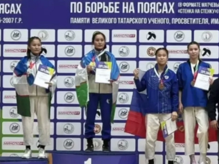 Спортсменка Калмыкии стала третьей в мире по борьбе на поясах