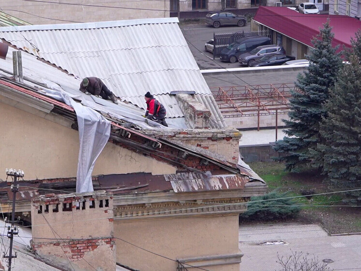 Народный фронт помог жительнице Донецка восстановить крышу после непогоды