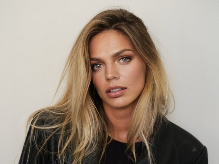 33-летняя российская пловчиха Юлия Ефимова порадовала поклонников, опубликовав пляжные фото. Трехкратный призер Олимпийских игр показала безупречную женственную фигуру.