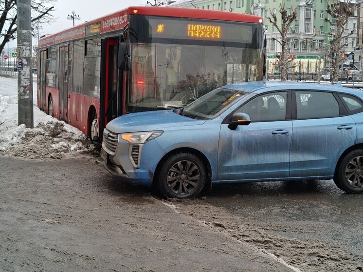 В Казани автобус столкнулся с внедорожником: фото ДТП